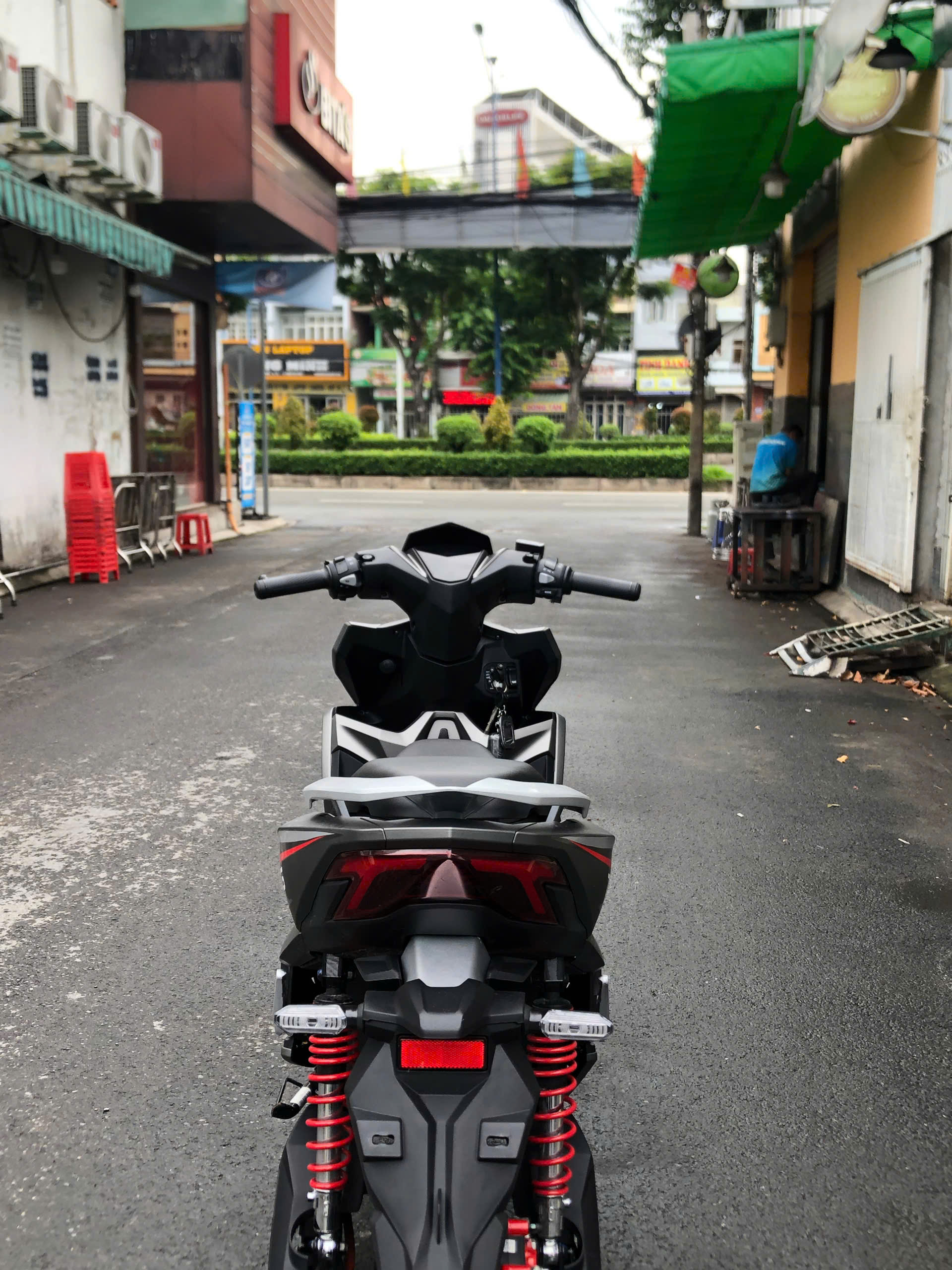 Khi chở đồ linh tinh mà xe vẫn “chịu được”: GIẢI PHÁP CHO SHIPPER